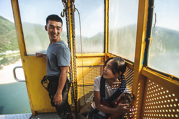 포토 JPG 주간 커플 응시 여자 남자 레저 서기 미소 사람 앉기 상반신 20대 성인 야외 두명 옆모습 아웃포커스 캐주얼 여름 레포츠 친구 청춘 노란색 한국인 도전 대기 자신감 비교 기다림 안전장비 무서움 번지점프 준비 긴장 번지점프대 인제군 성인만 액티비티 국내포토 자연요소 시선 옷 계절 감정 뷰포인트 컬러 컨셉 관계 모션 촬영기법 표정 안전 동양인 청년 장비 익스트림스포츠 강원도 파일형식