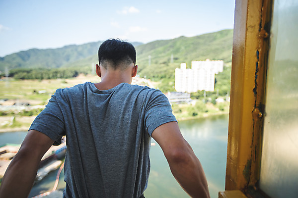 포토 JPG 주간 남자 레저 한명 서기 사람 상반신 20대 성인 취미 야외 뒷모습 캐주얼 여름 레포츠 청춘 컬러풀 한국인 도전 대기 자신감 기다림 번지점프 준비 긴장 번지점프대 인제군 성인남자한명만 내려보기 액티비티 국내포토 자연요소 1 옷 계절 감정 뷰포인트 컬러 컨셉 모션 동양인 청년 익스트림스포츠 강원도 남자한명만 성인남자만 파일형식