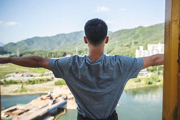포토 JPG 주간 남자 레저 한명 서기 사람 상반신 20대 성인 취미 야외 뒷모습 캐주얼 여름 레포츠 청춘 컬러풀 한국인 도전 대기 자신감 기다림 번지점프 준비 긴장 번지점프대 인제군 성인남자한명만 액티비티 국내포토 자연요소 1 옷 계절 감정 뷰포인트 컬러 컨셉 모션 동양인 청년 익스트림스포츠 강원도 남자한명만 성인남자만 파일형식