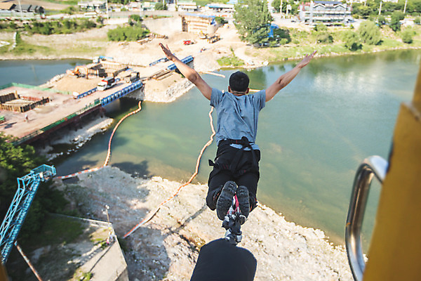 포토 JPG 주간 전신 남자 팔벌리기 레저 한명 사람 20대 성인 야외 뒷모습 아웃포커스 캐주얼 여름 레포츠 청춘 강 컬러풀 점프 한국인 도전 자신감 안전장비 번지점프 즐거움 긴바지 인제군 성인남자한명만 액티비티 국내포토 자연요소 1 옷 계절 감정 뷰포인트 컬러 컨셉 바지 모션 촬영기법 안전 동양인 청년 장비 익스트림스포츠 강원도 남자한명만 성인남자만 파일형식