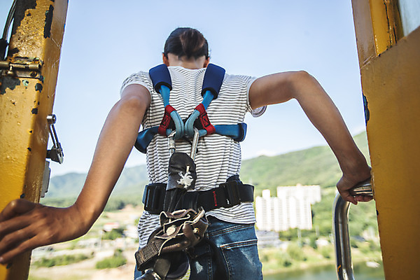 포토 JPG 주간 여자 줄 레저 한명 서기 사람 상반신 20대 성인 취미 야외 뒷모습 아웃포커스 캐주얼 여름 레포츠 청춘 컬러풀 맑음 점프 한국인 도전 대기 잡기 자신감 기다림 안전장비 번지점프 준비 긴장 번지점프대 인제군 성인여자한명만 내려보기 액티비티 국내포토 자연요소 1 옷 계절 감정 뷰포인트 컬러 컨셉 모션 날씨 촬영기법 안전 동양인 청년 장비 익스트림스포츠 강원도 여자한명만 성인여자만 파일형식