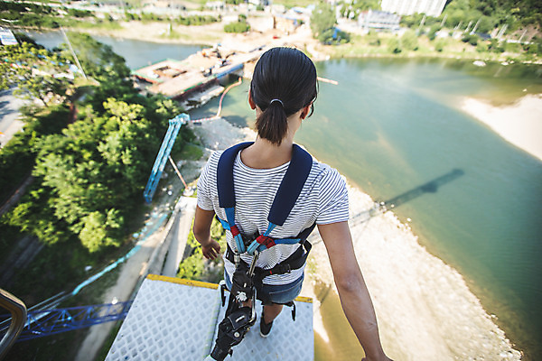 포토 JPG 주간 여자 줄 레저 한명 서기 사람 상반신 20대 성인 취미 야외 뒷모습 아웃포커스 캐주얼 여름 레포츠 청춘 강 하이앵글 컬러풀 맑음 한국인 도전 대기 잡기 자신감 기다림 안전장비 번지점프 준비 긴장 번지점프대 인제군 성인여자한명만 내려보기 액티비티 국내포토 자연요소 1 옷 계절 감정 뷰포인트 컬러 컨셉 모션 날씨 촬영기법 안전 동양인 청년 장비 익스트림스포츠 강원도 여자한명만 성인여자만 파일형식