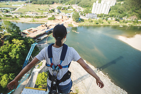포토 JPG 주간 여자 줄 팔벌리기 레저 한명 서기 사람 상반신 20대 성인 취미 야외 뒷모습 아웃포커스 캐주얼 여름 레포츠 청춘 강 하이앵글 컬러풀 맑음 한국인 도전 대기 잡기 자신감 기다림 안전장비 번지점프 준비 긴장 번지점프대 인제군 성인여자한명만 액티비티 국내포토 자연요소 1 옷 계절 감정 뷰포인트 컬러 컨셉 모션 날씨 촬영기법 안전 동양인 청년 장비 익스트림스포츠 강원도 여자한명만 성인여자만 파일형식