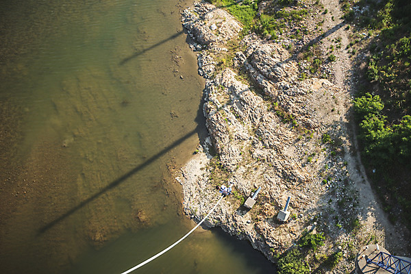 포토 JPG 주간 전신 여자 줄 반바지 레저 매달리기 한명 사람 20대 성인 취미 야외 뒷모습 캐주얼 여름 레포츠 청춘 강 하이앵글 컬러풀 맑음 점프 한국인 도전 바위 자신감 번지점프 즐거움 인제군 성인여자한명만 액티비티 국내포토 자연요소 1 옷 계절 감정 뷰포인트 컬러 컨셉 바지 모션 날씨 동양인 청년 돌_바위 익스트림스포츠 강원도 여자한명만 성인여자만 파일형식