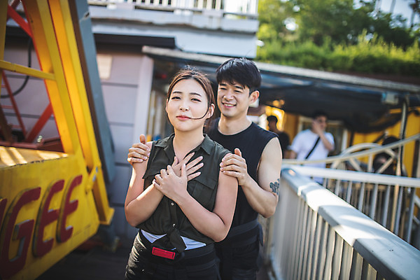 포토 JPG 주간 커플 응시 여자 남자 응원 레저 서기 미소 사람 상반신 성인 야외 두명 앞모습 아웃포커스 캐주얼 여름 30대 레포츠 친구 청춘 컬러풀 파이팅 한국인 도전 잡기 무서움 번지점프 문신 격려 긴장 떨림 번지점프대 인제군 성인만 액티비티 국내포토 자연요소 시선 옷 계절 감정 뷰포인트 컬러 컨셉 관계 모션 촬영기법 표정 동양인 장년 익스트림스포츠 강원도 파일형식