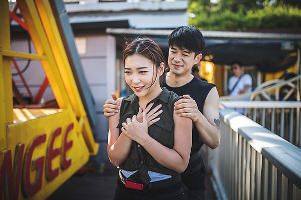 포토 JPG 주간 커플 응시 여자 남자 응원 레저 서기 미소 사람 상반신 성인 야외 두명 앞모습 아웃포커스 캐주얼 여름 30대 레포츠 친구 청춘 컬러풀 파이팅 한국인 도전 잡기 무서움 번지점프 문신 격려 긴장 떨림 번지점프대 인제군 성인만 액티비티 국내포토 자연요소 시선 옷 계절 감정 뷰포인트 컬러 컨셉 관계 모션 촬영기법 표정 동양인 장년 익스트림스포츠 강원도 파일형식