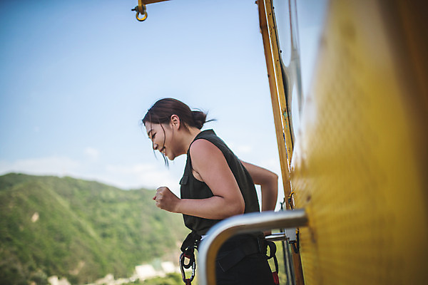포토 JPG 주간 여자 하늘색 하늘 레저 산 한명 서기 미소 사람 손짓 상반신 성인 취미 야외 옆모습 캐주얼 여름 30대 레포츠 청춘 한국인 도전 대기 기다림 번지점프 즐거움 준비 긴장 번지점프대 인제군 성인여자한명만 내려보기 액티비티 국내포토 자연요소 1 옷 계절 감정 뷰포인트 컨셉 모션 표정 동양인 장년 파란색 익스트림스포츠 강원도 여자한명만 성인여자만 파일형식
