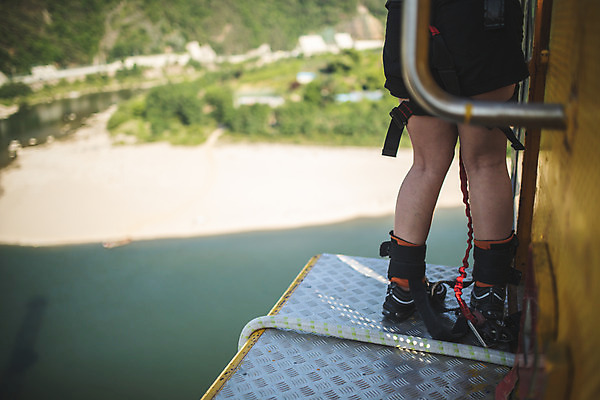 포토 JPG 주간 여자 줄 반바지 레저 한명 서기 사람 성인 취미 야외 뒷모습 아웃포커스 캐주얼 여름 30대 레포츠 청춘 강 컬러풀 한국인 하반신 도전 대기 기다림 안전장비 번지점프 즐거움 준비 긴장 번지점프대 인제군 성인여자한명만 액티비티 국내포토 자연요소 1 옷 계절 감정 뷰포인트 컬러 컨셉 바지 모션 촬영기법 안전 동양인 장년 장비 익스트림스포츠 강원도 여자한명만 성인여자만 파일형식