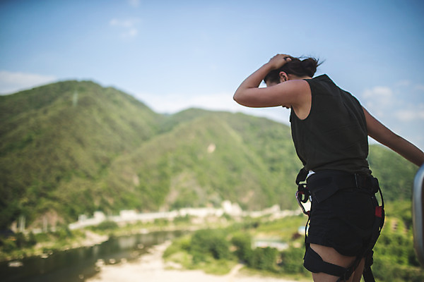 포토 JPG 주간 여자 하늘색 반바지 하늘 레저 산 한명 서기 사람 성인 취미 야외 옆모습 캐주얼 여름 30대 레포츠 청춘 맑음 만지기 한국인 도전 대기 잡기 기다림 숲 번지점프 즐거움 준비 긴장 번지점프대 인제군 성인여자한명만 내려보기 액티비티 국내포토 자연요소 1 옷 계절 감정 뷰포인트 컨셉 바지 모션 날씨 동양인 장년 파란색 익스트림스포츠 강원도 여자한명만 성인여자만 파일형식