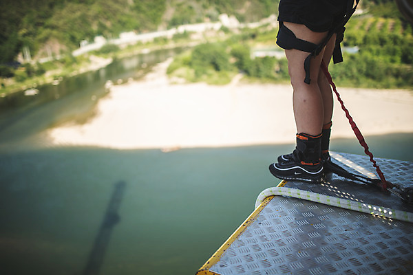 포토 JPG 주간 여자 반바지 발 레저 한명 서기 사람 성인 취미 야외 옆모습 아웃포커스 신체부위 캐주얼 초록색 여름 30대 레포츠 청춘 강 한국인 하반신 도전 다리 대기 자신감 기다림 번지점프 즐거움 준비 번지점프대 인제군 성인여자한명만 액티비티 국내포토 자연요소 1 옷 계절 감정 뷰포인트 컬러 컨셉 바지 모션 촬영기법 동양인 장년 익스트림스포츠 강원도 여자한명만 성인여자만 파일형식