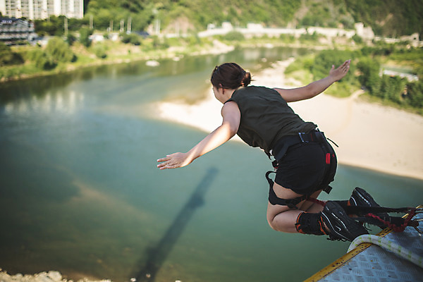 포토 JPG 주간 전신 여자 반바지 팔벌리기 레저 한명 사람 성인 취미 야외 뒷모습 아웃포커스 캐주얼 초록색 여름 30대 레포츠 청춘 강 점프 한국인 도전 자신감 번지점프 즐거움 번지점프대 인제군 성인여자한명만 액티비티 국내포토 자연요소 1 옷 계절 감정 뷰포인트 컬러 컨셉 바지 모션 촬영기법 동양인 장년 익스트림스포츠 강원도 여자한명만 성인여자만 파일형식