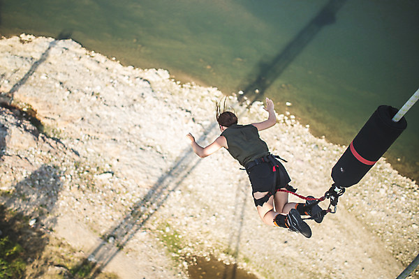 포토 JPG 주간 전신 여자 반바지 팔벌리기 레저 한명 사람 성인 취미 야외 뒷모습 아웃포커스 캐주얼 여름 30대 레포츠 청춘 강 컬러풀 맑음 점프 한국인 도전 자신감 번지점프 즐거움 번지점프대 인제군 성인여자한명만 액티비티 국내포토 자연요소 1 옷 계절 감정 뷰포인트 컬러 컨셉 바지 모션 날씨 촬영기법 동양인 장년 익스트림스포츠 강원도 여자한명만 성인여자만 파일형식