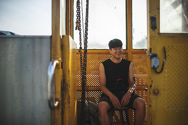 포토 JPG 주간 남자 여유 반바지 레저 한명 미소 사람 앉기 상반신 성인 야외 앞모습 아웃포커스 캐주얼 여름 30대 레포츠 청춘 컬러풀 노란색 한국인 대기 자신감 기다림 번지점프 문신 즐거움 번지점프대 인제군 성인남자한명만 액티비티 국내포토 자연요소 1 옷 계절 감정 뷰포인트 컬러 컨셉 바지 모션 촬영기법 표정 동양인 장년 익스트림스포츠 강원도 남자한명만 성인남자만 파일형식