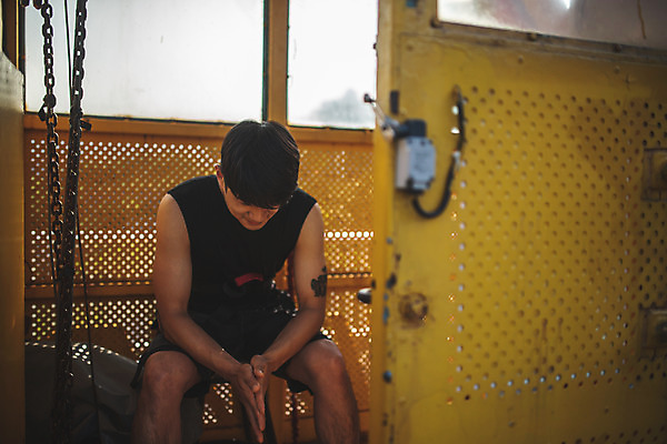 포토 JPG 주간 남자 생각 레저 고개숙이기 한명 사람 앉기 상반신 성인 야외 앞모습 캐주얼 여름 30대 레포츠 청춘 컬러풀 노란색 한국인 도전 대기 기다림 번지점프 문신 손모으기 긴장 번지점프대 인제군 성인남자한명만 액티비티 국내포토 자연요소 1 옷 계절 감정 뷰포인트 컬러 컨셉 모션 숙이기 동양인 손짓 장년 익스트림스포츠 강원도 남자한명만 성인남자만 파일형식