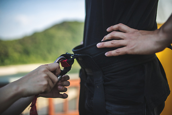포토 JPG 주간 손 남자 줄 허리손 레저 서기 사람 상반신 성인 야외 두명 옆모습 아웃포커스 신체부위 여름 30대 레포츠 컬러풀 만지기 한국인 양손 도전 안전장비 번지점프 확인 준비 점검 연결고리 인제군 성인만 액티비티 국내포토 자연요소 계절 뷰포인트 컬러 포즈 모션 촬영기법 안전 동양인 장년 장비 익스트림스포츠 강원도 파일형식