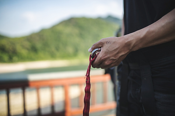 포토 JPG 주간 남자 레저 한명 서기 사람 성인 야외 옆모습 아웃포커스 신체부위 여름 30대 레포츠 컬러풀 만지기 한국인 도전 안전장비 번지점프 준비 점검 인제군 성인남자한명만 액티비티 국내포토 자연요소 1 계절 뷰포인트 컬러 모션 촬영기법 안전 동양인 장년 장비 익스트림스포츠 강원도 남자한명만 성인남자만 파일형식