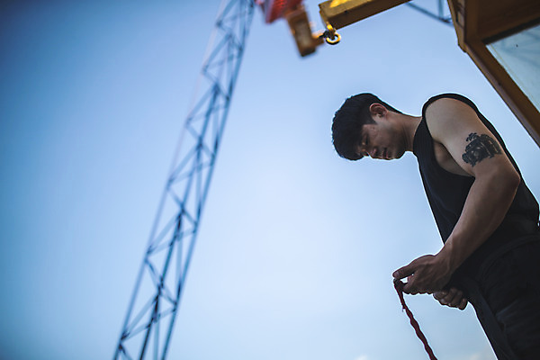 포토 JPG 주간 응시 남자 로우앵글 레저 한명 서기 사람 상반신 성인 취미 야외 옆모습 아웃포커스 여름 30대 레포츠 청춘 컬러풀 만지기 한국인 대기 잡기 기다림 안전장비 번지점프 문신 확인 준비 긴장 점검 번지점프대 연결고리 인제군 성인남자한명만 액티비티 국내포토 자연요소 1 시선 계절 감정 뷰포인트 컬러 컨셉 모션 촬영기법 안전 동양인 장년 장비 익스트림스포츠 강원도 남자한명만 성인남자만 파일형식