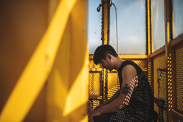 포토 JPG 주간 남자 생각 레저 고개숙이기 한명 사람 앉기 상반신 성인 취미 야외 옆모습 아웃포커스 캐주얼 여름 30대 레포츠 청춘 컬러풀 노란색 한국인 도전 대기 기다림 번지점프 문신 긴장 번지점프대 인제군 성인남자한명만 액티비티 국내포토 자연요소 1 옷 계절 감정 뷰포인트 컬러 컨셉 모션 촬영기법 숙이기 동양인 장년 익스트림스포츠 강원도 남자한명만 성인남자만 파일형식