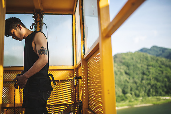 포토 JPG 주간 남자 레저 한명 서기 사람 상반신 성인 취미 야외 옆모습 아웃포커스 캐주얼 여름 30대 레포츠 청춘 컬러풀 맑음 만지기 한국인 대기 기다림 안전장비 번지점프 문신 확인 준비 긴장 점검 번지점프대 인제군 성인남자한명만 액티비티 국내포토 자연요소 1 옷 계절 감정 뷰포인트 컬러 컨셉 모션 날씨 촬영기법 안전 동양인 장년 장비 익스트림스포츠 강원도 남자한명만 성인남자만 파일형식