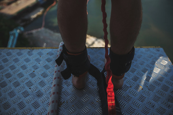 포토 JPG 주간 남자 줄 발 레저 한명 서기 사람 성인 취미 야외 뒷모습 아웃포커스 신체부위 여름 30대 레포츠 청춘 컬러풀 한국인 하반신 도전 다리 대기 기다림 번지점프 준비 긴장 번지점프대 연결고리 인제군 성인남자한명만 액티비티 국내포토 자연요소 1 계절 감정 뷰포인트 컬러 컨셉 모션 촬영기법 동양인 장년 익스트림스포츠 강원도 남자한명만 성인남자만 파일형식