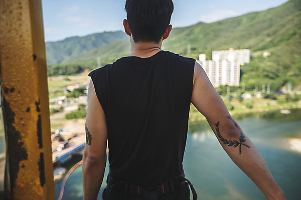 포토 JPG 주간 남자 레저 한명 서기 사람 상반신 성인 취미 야외 뒷모습 아웃포커스 캐주얼 여름 30대 레포츠 청춘 컬러풀 한국인 도전 대기 자신감 기다림 번지점프 문신 준비 긴장 번지점프대 인제군 성인남자한명만 액티비티 국내포토 자연요소 1 옷 계절 감정 뷰포인트 컬러 컨셉 모션 촬영기법 동양인 장년 익스트림스포츠 강원도 남자한명만 성인남자만 파일형식