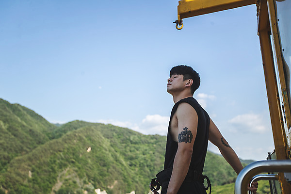 포토 JPG 주간 남자 레저 산 한명 서기 사람 상반신 성인 취미 야외 옆모습 캐주얼 여름 30대 레포츠 청춘 컬러풀 눈감음 맑음 한국인 도전 대기 자신감 기다림 숲 번지점프 문신 즐거움 준비 긴장 번지점프대 인제군 성인남자한명만 액티비티 국내포토 자연요소 1 옷 계절 감정 뷰포인트 컬러 컨셉 모션 날씨 동양인 장년 익스트림스포츠 강원도 남자한명만 성인남자만 파일형식