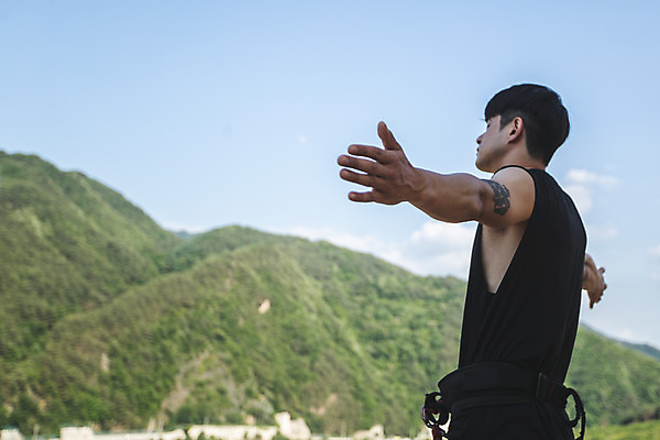 포토 JPG 주간 남자 팔벌리기 레저 산 한명 서기 사람 상반신 성인 취미 야외 옆모습 캐주얼 여름 30대 레포츠 청춘 컬러풀 눈감음 맑음 한국인 도전 대기 자신감 기다림 숲 번지점프 문신 즐거움 준비 긴장 번지점프대 인제군 성인남자한명만 액티비티 국내포토 자연요소 1 옷 계절 감정 뷰포인트 컬러 컨셉 모션 날씨 동양인 장년 익스트림스포츠 강원도 남자한명만 성인남자만 파일형식
