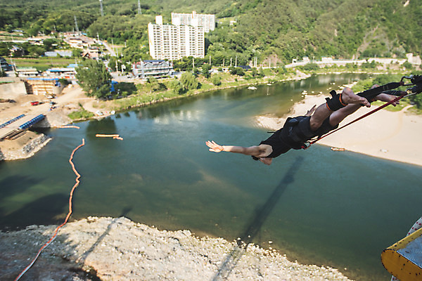 포토 JPG 주간 전신 남자 줄 반바지 하늘 팔벌리기 레저 한명 사람 성인 취미 야외 옆모습 캐주얼 여름 30대 레포츠 청춘 강 컬러풀 맑음 점프 한국인 도전 자신감 번지점프 즐거움 번지점프대 인제군 성인남자한명만 액티비티 국내포토 자연요소 1 옷 계절 감정 뷰포인트 컬러 컨셉 바지 모션 날씨 동양인 장년 익스트림스포츠 강원도 남자한명만 성인남자만 파일형식