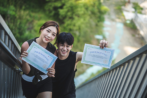 포토 JPG 주간 커플 여자 남자 반바지 레저 서기 미소 들기 사람 상반신 성인 야외 두명 앞모습 아웃포커스 캐주얼 여름 30대 레포츠 친구 청춘 계단 한국인 도전 잡기 번지점프 즐거움 번지점프대 인제군 자랑 증명서 확인서 성인만 인증샷 액티비티 국내포토 자연요소 옷 계절 감정 뷰포인트 컨셉 바지 관계 모션 촬영기법 표정 동양인 장년 익스트림스포츠 문서 강원도 인증 합성어 파일형식