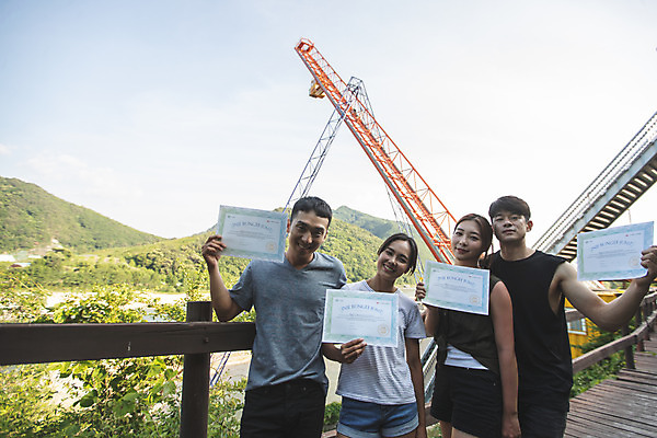 포토 JPG 주간 커플 여자 남자 레저 서기 미소 웃음 들기 사람 여러명 상반신 20대 성인 야외 앞모습 여름 30대 레포츠 친구 청춘 컬러풀 한국인 도전 잡기 자신감 번지점프 즐거움 번지점프대 인제군 자랑 증명서 확인서 성인만 인증샷 액티비티 국내포토 자연요소 계절 감정 뷰포인트 컬러 다수 컨셉 관계 모션 표정 동양인 청년 장년 익스트림스포츠 문서 강원도 인증 합성어 파일형식