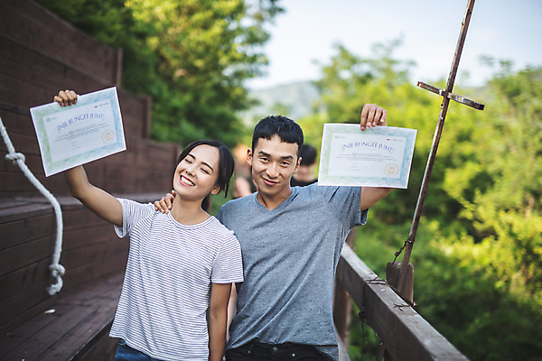 포토 JPG 주간 커플 여자 남자 레저 서기 미소 들기 사람 상반신 20대 성인 야외 두명 앞모습 아웃포커스 캐주얼 여름 레포츠 친구 청춘 컬러풀 눈감음 한국인 도전 잡기 자신감 번지점프 즐거움 인제군 자랑 증명서 확인서 성인만 어깨에손 인증샷 액티비티 국내포토 자연요소 옷 계절 감정 뷰포인트 컬러 컨셉 관계 모션 촬영기법 표정 동양인 청년 익스트림스포츠 문서 강원도 인증 합성어 파일형식