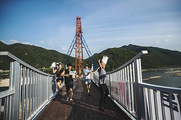 포토 JPG 주간 전신 커플 여자 남자 반바지 레저 미소 웃음 들기 사람 여러명 20대 성인 야외 앞모습 옆모습 캐주얼 여름 30대 레포츠 친구 청춘 컬러풀 달리기 맑음 점프 외침 한국인 도전 잡기 자신감 번지점프 즐거움 긴바지 인제군 자랑 증명서 확인서 가교 성인만 인증샷 액티비티 국내포토 자연요소 건축물 옷 계절 감정 뷰포인트 컬러 다수 컨셉 바지 관계 모션 날씨 표정 동양인 청년 장년 소리 익스트림스포츠 문서 강원도 인증 합성어 파일형식