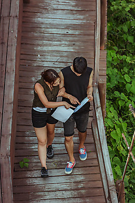 포토 JPG 주간 전신 커플 응시 여자 남자 반바지 레저 사람 성인 야외 두명 앞모습 캐주얼 여름 30대 레포츠 청춘 하이앵글 컬러풀 걷기 팔짱 한국인 가리킴 번지점프 인제군 증명서 확인서 가교 성인만 액티비티 국내포토 자연요소 건축물 시선 옷 계절 뷰포인트 컬러 컨셉 바지 관계 모션 동양인 손짓 장년 익스트림스포츠 문서 강원도 파일형식