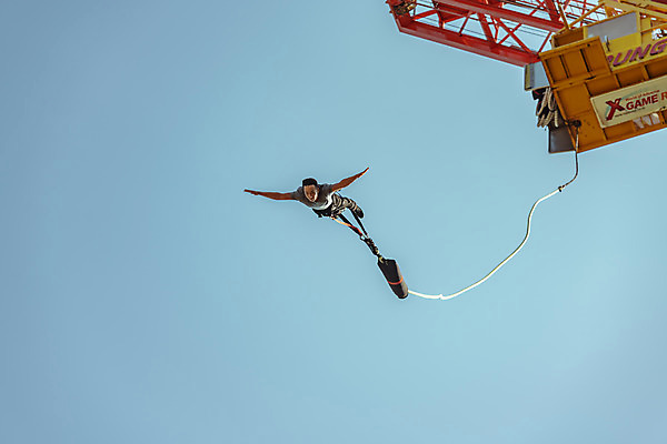 포토 JPG 주간 전신 남자 줄 로우앵글 하늘 팔벌리기 레저 매달리기 한명 사람 20대 성인 취미 야외 앞모습 캐주얼 여름 레포츠 청춘 컬러풀 맑음 점프 한국인 도전 자신감 번지점프 즐거움 긴바지 번지점프대 인제군 성인남자한명만 액티비티 국내포토 자연요소 1 옷 계절 감정 뷰포인트 컬러 컨셉 바지 모션 날씨 동양인 청년 익스트림스포츠 강원도 남자한명만 성인남자만 파일형식