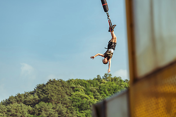 포토 JPG 주간 전신 나무 여자 줄 로우앵글 하늘색 반바지 하늘 레저 매달리기 한명 사람 성인 취미 야외 앞모습 아웃포커스 캐주얼 여름 30대 레포츠 청춘 컬러풀 손들기 눈감음 맑음 점프 한국인 도전 자신감 안전장비 번지점프 즐거움 번지점프대 인제군 성인여자한명만 액티비티 국내포토 자연요소 식물 1 옷 계절 감정 뷰포인트 컬러 컨셉 바지 모션 날씨 촬영기법 안전 동양인 장년 파란색 장비 익스트림스포츠 강원도 여자한명만 성인여자만 파일형식