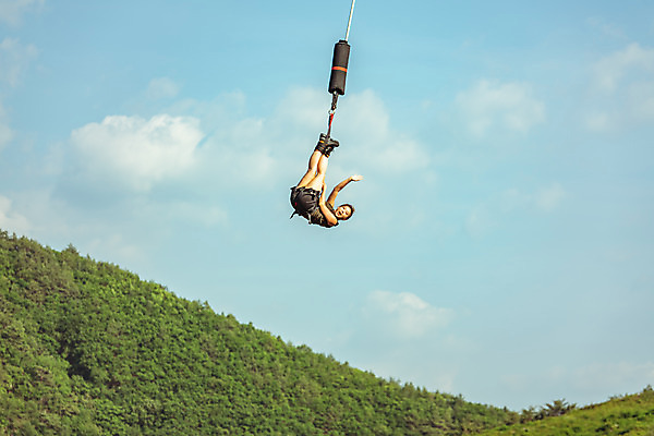 포토 JPG 주간 전신 나무 손 여자 줄 로우앵글 하늘색 반바지 하늘 레저 매달리기 한명 웃음 사람 손짓 성인 취미 야외 옆모습 여름 30대 레포츠 청춘 컬러풀 맑음 점프 한국인 도전 인사 자신감 숲 안전장비 번지점프 즐거움 손인사 손흔들기 인제군 성인여자한명만 액티비티 국내포토 자연요소 식물 1 계절 감정 뷰포인트 컬러 컨셉 바지 모션 날씨 표정 안전 동양인 신체부위 장년 파란색 장비 예절 익스트림스포츠 강원도 여자한명만 성인여자만 파일형식