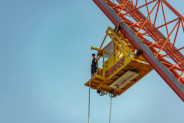 포토 JPG 주간 전신 손 남자 줄 로우앵글 하늘색 반바지 하늘 레저 한명 서기 사람 손짓 성인 취미 야외 옆모습 캐주얼 여름 30대 레포츠 청춘 컬러풀 맑음 한국인 도전 인사 자신감 번지점프 즐거움 준비 손인사 긴장 번지점프대 인제군 성인남자한명만 내려보기 액티비티 국내포토 자연요소 1 옷 계절 감정 뷰포인트 컬러 컨셉 바지 모션 날씨 동양인 신체부위 장년 파란색 예절 익스트림스포츠 강원도 남자한명만 성인남자만 파일형식