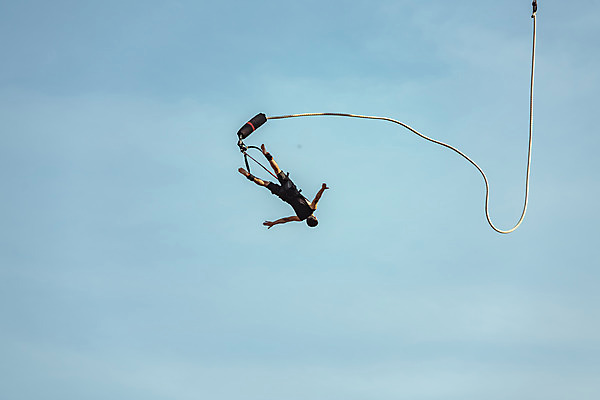 포토 JPG 주간 전신 남자 줄 로우앵글 반바지 하늘 팔벌리기 레저 매달리기 한명 사람 성인 취미 야외 뒷모습 캐주얼 여름 30대 레포츠 청춘 컬러풀 맑음 점프 한국인 자유 도전 자신감 번지점프 즐거움 인제군 성인남자한명만 액티비티 국내포토 자연요소 1 옷 계절 감정 뷰포인트 컬러 컨셉 바지 모션 날씨 동양인 장년 익스트림스포츠 강원도 남자한명만 성인남자만 파일형식