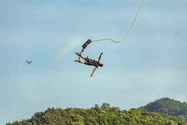 포토 JPG 주간 전신 남자 줄 로우앵글 줄기 반바지 하늘 팔벌리기 레저 산 매달리기 한명 사람 성인 취미 야외 뒷모습 캐주얼 여름 30대 레포츠 청춘 컬러풀 맑음 점프 한국인 자유 도전 자신감 숲 번지점프 즐거움 드론 인제군 성인남자한명만 액티비티 국내포토 자연요소 식물 1 옷 계절 감정 뷰포인트 컬러 컨셉 바지 모션 날씨 동양인 장년 익스트림스포츠 강원도 남자한명만 성인남자만 파일형식