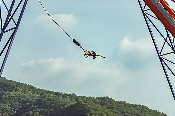 포토 JPG 주간 전신 남자 줄 로우앵글 하늘색 반바지 하늘 팔벌리기 레저 산 매달리기 한명 사람 성인 취미 야외 옆모습 캐주얼 여름 30대 레포츠 청춘 컬러풀 맑음 점프 한국인 도전 자신감 숲 번지점프 즐거움 번지점프대 인제군 성인남자한명만 액티비티 국내포토 자연요소 1 옷 계절 감정 뷰포인트 컬러 컨셉 바지 모션 날씨 동양인 장년 파란색 익스트림스포츠 강원도 남자한명만 성인남자만 파일형식