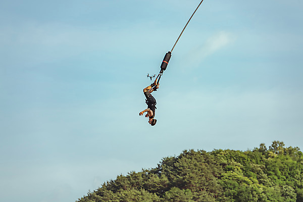 포토 JPG 주간 전신 나무 남자 줄 로우앵글 하늘색 반바지 하늘 레저 매달리기 한명 사람 성인 취미 야외 옆모습 캐주얼 여름 30대 레포츠 청춘 컬러풀 맑음 점프 한국인 도전 자신감 번지점프 즐거움 드론 인제군 성인남자한명만 액티비티 국내포토 자연요소 식물 1 옷 계절 감정 뷰포인트 컬러 컨셉 바지 모션 날씨 동양인 장년 파란색 익스트림스포츠 강원도 남자한명만 성인남자만 파일형식