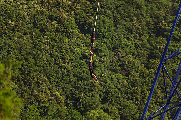 포토 JPG 주간 전신 나무 남자 줄 로우앵글 반바지 레저 매달리기 한명 사람 성인 취미 야외 옆모습 캐주얼 초록색 여름 30대 레포츠 청춘 컬러풀 맑음 점프 한국인 도전 자신감 숲 번지점프 즐거움 번지점프대 인제군 성인남자한명만 액티비티 국내포토 자연요소 식물 1 옷 계절 감정 뷰포인트 컬러 컨셉 바지 모션 날씨 동양인 장년 익스트림스포츠 강원도 남자한명만 성인남자만 파일형식
