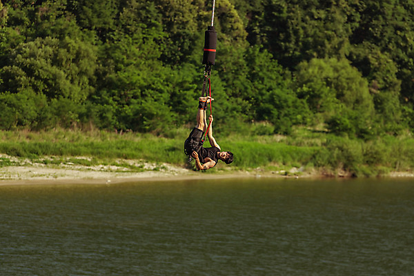 포토 JPG 주간 전신 나무 응시 남자 밧줄 줄 로우앵글 포즈 반바지 레저 매달리기 한명 사람 성인 취미 야외 옆모습 캐주얼 여름 30대 레포츠 청춘 강 컬러풀 맑음 한국인 도전 잡기 자신감 번지점프 즐거움 인제군 성인남자한명만 액티비티 국내포토 자연요소 식물 1 시선 옷 계절 감정 뷰포인트 컬러 컨셉 바지 모션 날씨 동양인 장년 익스트림스포츠 강원도 남자한명만 성인남자만 파일형식