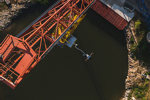 포토 JPG 주간 여자 줄 반바지 팔벌리기 레저 매달리기 한명 사람 성인 취미 야외 뒷모습 캐주얼 여름 30대 레포츠 청춘 강 하이앵글 컬러풀 맑음 점프 한국인 도전 자신감 번지점프 즐거움 항공촬영 번지점프대 인제군 성인여자한명만 액티비티 국내포토 자연요소 1 옷 계절 감정 뷰포인트 컬러 컨셉 바지 모션 날씨 동양인 장년 익스트림스포츠 강원도 여자한명만 성인여자만 파일형식