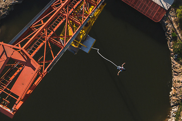 포토 JPG 주간 전신 여자 줄 반바지 팔벌리기 레저 매달리기 한명 사람 성인 취미 야외 뒷모습 캐주얼 여름 30대 레포츠 청춘 강 하이앵글 컬러풀 맑음 점프 한국인 도전 자신감 번지점프 즐거움 항공촬영 번지점프대 인제군 성인여자한명만 액티비티 국내포토 자연요소 1 옷 계절 감정 뷰포인트 컬러 컨셉 바지 모션 날씨 동양인 장년 익스트림스포츠 강원도 여자한명만 성인여자만 파일형식