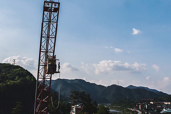 포토 JPG 주간 전신 응시 남자 줄 하늘색 하늘 팔벌리기 레저 산 한명 서기 사람 성인 취미 야외 옆모습 캐주얼 여름 30대 레포츠 청춘 컬러풀 맑음 한국인 도전 자신감 숲 번지점프 즐거움 준비 긴장 항공촬영 번지점프대 인제군 성인남자한명만 액티비티 국내포토 자연요소 1 시선 옷 계절 감정 뷰포인트 컬러 컨셉 모션 날씨 동양인 장년 파란색 익스트림스포츠 강원도 남자한명만 성인남자만 파일형식