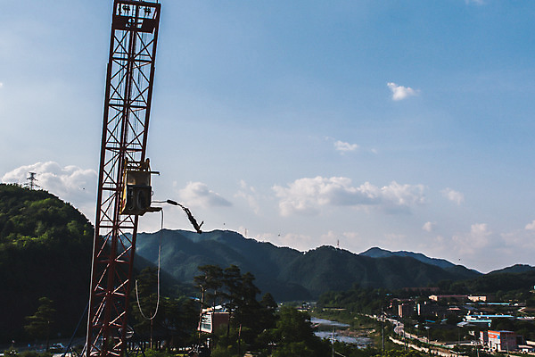 포토 JPG 주간 전신 남자 줄 하늘색 반바지 하늘 팔벌리기 레저 산 한명 사람 성인 취미 야외 옆모습 캐주얼 여름 30대 레포츠 청춘 컬러풀 맑음 점프 한국인 도전 자신감 숲 번지점프 즐거움 항공촬영 드론 번지점프대 인제군 성인남자한명만 액티비티 국내포토 자연요소 1 옷 계절 감정 뷰포인트 컬러 컨셉 바지 모션 날씨 동양인 장년 파란색 익스트림스포츠 강원도 남자한명만 성인남자만 파일형식