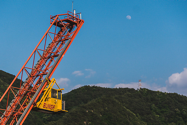 포토 JPG 주간 하늘 레저 산 취미 사람없음 야외 여름 레포츠 컬러풀 맑음 숲 엘리베이터 번지점프 항공촬영 드론 번지점프대 인제군 액티비티 국내포토 자연요소 계절 뷰포인트 컬러 날씨 익스트림스포츠 강원도 파일형식
