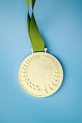 PSD 편집이미지 사람없음 한개 3D소스 3D 우승 메달 입체 디지털합성 오브젝트 파란배경 금메달 월계수 편집소스 편집3D 1 백그라운드 파란색 최고 상_상패 파일형식