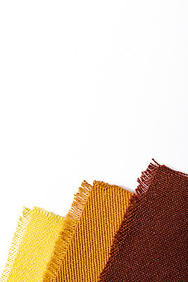 포토 JPG 스튜디오촬영 프레임 실내 근접촬영 사람없음 하이앵글 컬러풀 견본 직물 천 원료 흰배경 겹침 원단샘플 플랫레이 국내포토 뷰포인트 컬러 백그라운드 내부 흰색 플랫 파일형식